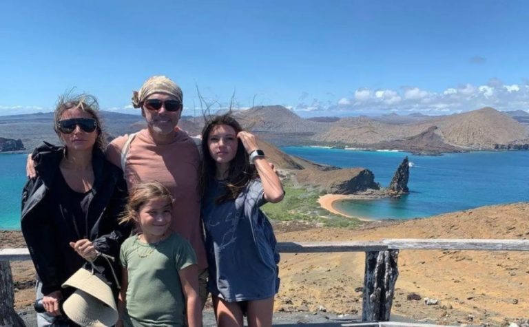 Mayer también se dio su ‘escapada’; lo captan de vacaciones por Ecuador, país con alto número de contagios