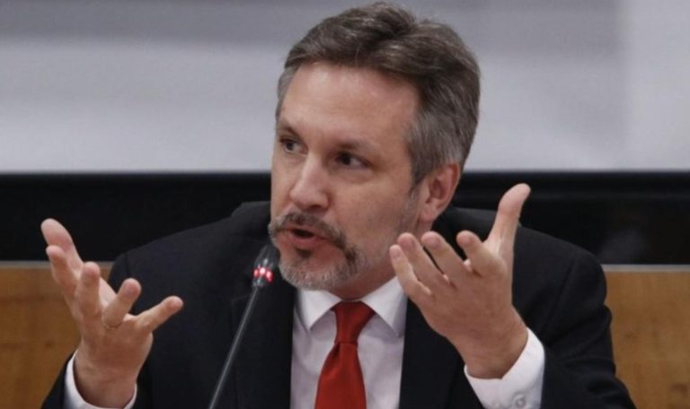 Advierte Ackerman que las redes son manipuladas por intereses globales para manipular las conciencias