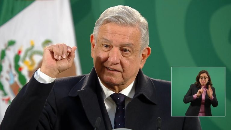 AMLO defiende que se tomen fotos al INE durante vacunación; “son registros”, dice