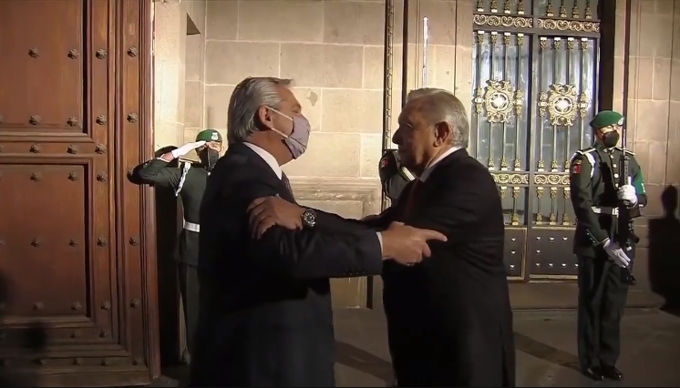 Sin cubrebocas y con un abrazo, AMLO recibe a Alberto Fernández en Palacio Nacional