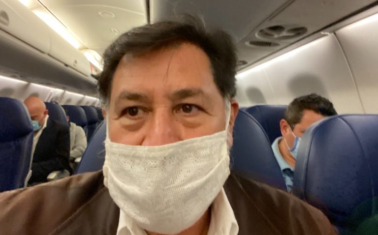 Redes se burlan de Noroña tras exhibir su cubrebocas en un vuelo que parecía de mantel tejido