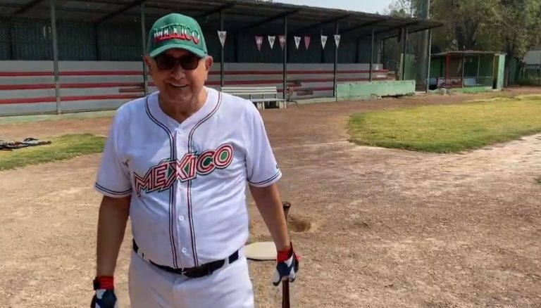 AMLO se olvida de los problemas y se va a jugar béisbol: me escapé un rato a tomar el sol