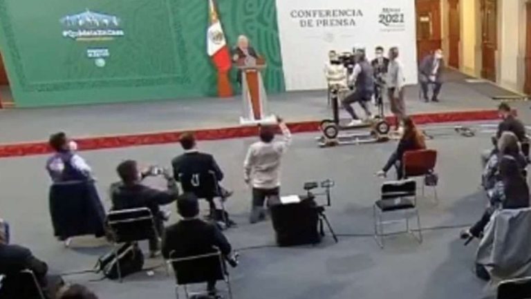 Reportero se hinca ante AMLO para pedirle que le dé la palabra