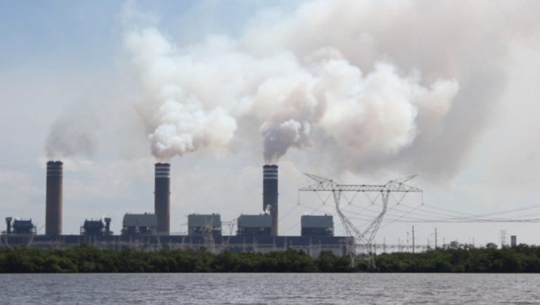 Juez suspende de manera indefinida reforma eléctrica de AMLO