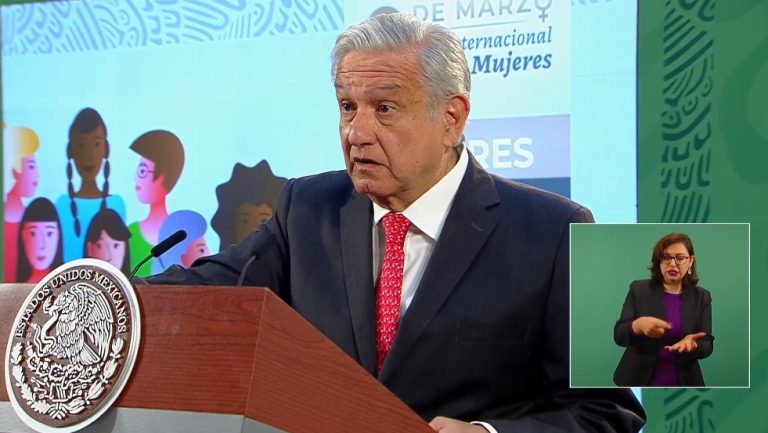 AMLO dice que pusieron la valla en Palacio Nacional para que no avienten bombas molotov