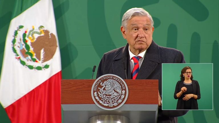 AMLO acusa que en 2012 le pusieron una edecán y también a una colaboradora de Brozo para distraerlo