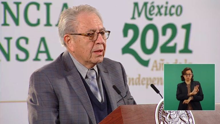 “Cuando hay vacuna se vacuna”, asegura Alcocer contradiciendo a AMLO