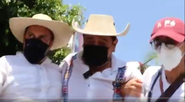 Salgado Macedonio vuelve a marchar contra el retiro de su candidatura y termina poniéndose mal de salud