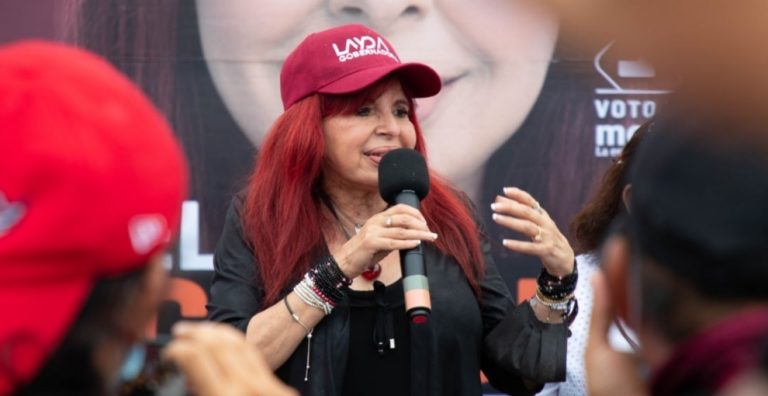 Exhiben a Layda Sansores haciendo campaña con tenis de 20 mil pesos