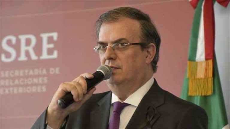 Tunden a Ebrard tras presumir llegada de más vacunas; le dicen que ya faltan menos años para acabar con todos