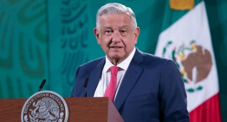 AMLO rompe su propio “acuerdo democrático” y comparte cartón criticando al PRI y PAN