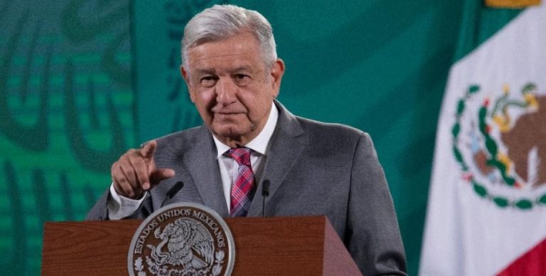 AMLO cuestiona a “intelectuales opositores” y presume a sus aliados: Alcázar, Poniatowska y otros