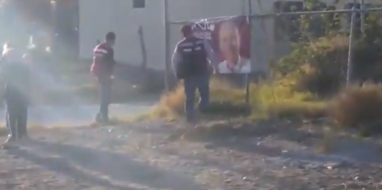 Exhiben a servidores de la nación colocando propaganda a favor de Alfonso Durazo