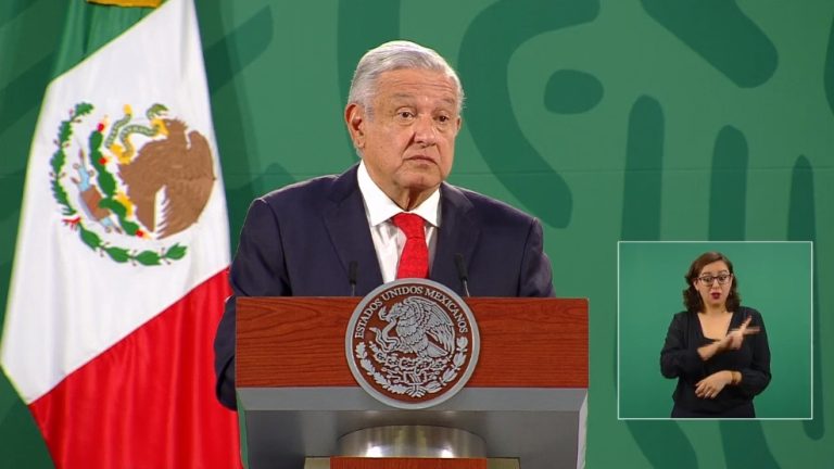 Denuncia AMLO la aparición de un camión con despensas y sugiere que fue la oposición; “es frijol con gorgojo”