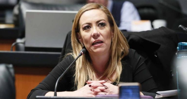 En EU empezarán a vacunar a viajeros foráneos, en México no pueden acabar con el personal de salud: Alejandra Reynoso