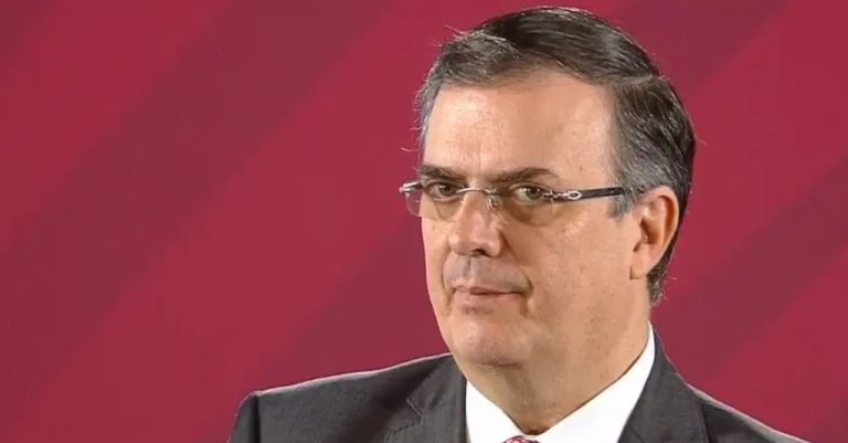 Ebrard tuitea en ruso y las redes se mofan de él