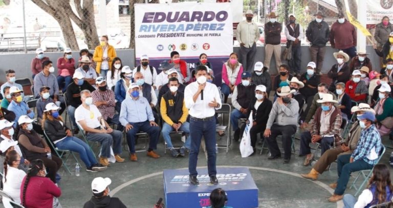 Eduardo Rivera recorre Azumiatla respaldado por sus habitantes