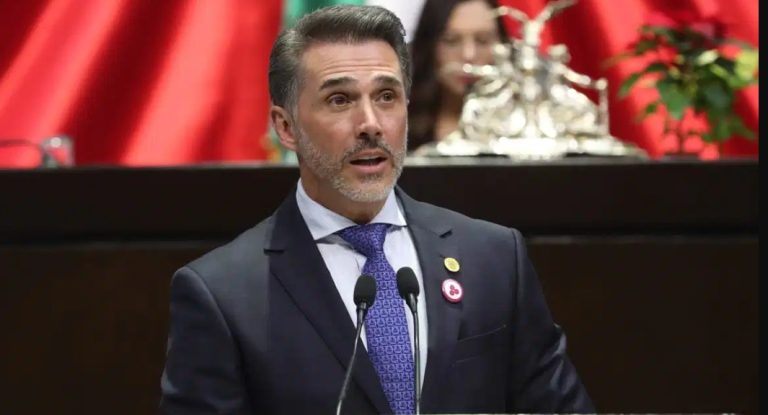 Anuncia Sergio Mayer que regresa al teatro con show erótico para ‘detonar la cultura y espectáculo’