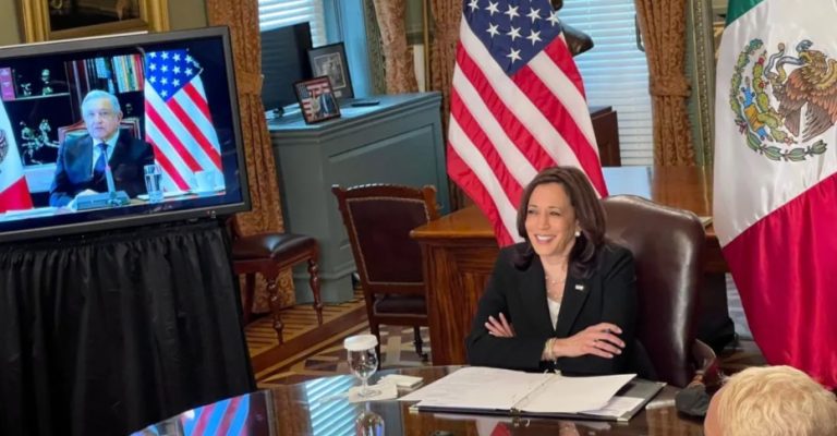 Kamala Harris también se ríe de AMLO después de escuchar frase atribuida a Porfirio Díaz