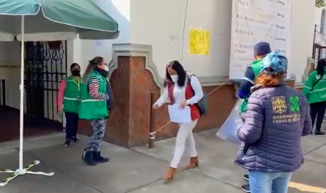 Con canción “yo soy tu maestro” reciben en CDMX a docentes para vacunarlos