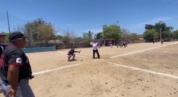 AMLO aprovecha su gira por Sinaloa para ‘macanear’; “viva el beisbol”, dice