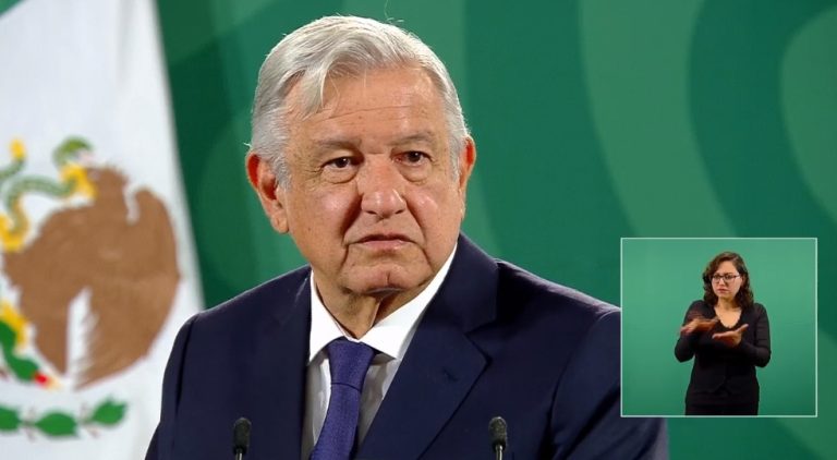 “Al carajo” con tomarse fotos con víctimas como las del Metro: AMLO