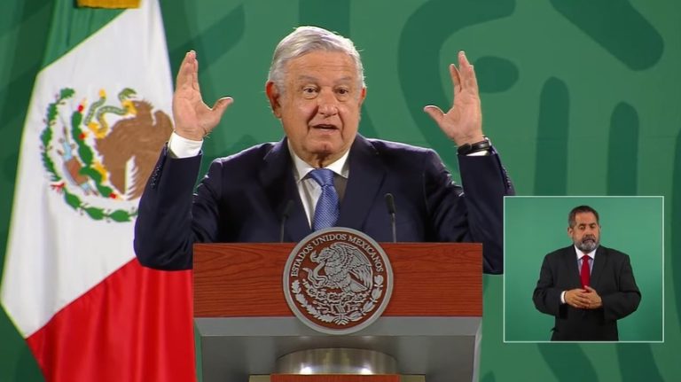 Queremos construir nueva clase media más humana, más politizada y que resista manipulación: AMLO