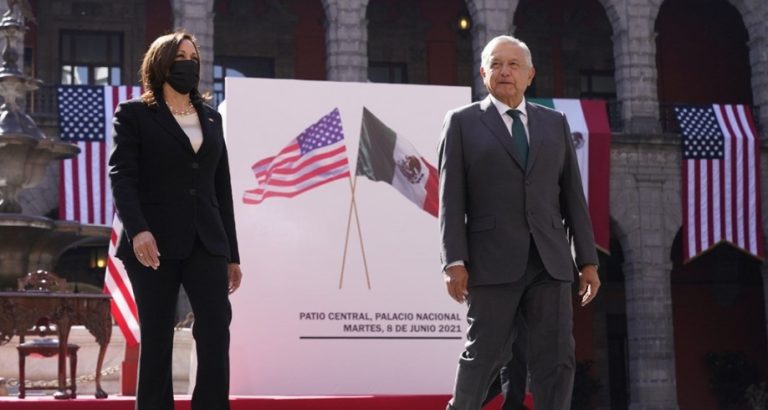 AMLO recibe a Kamala Harris sin cubrebocas y todavía la llama “Presidente” y “Kabala”