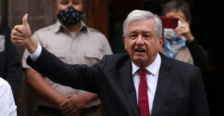 AMLO acude a votar y exclama: ‘¡Viva la democracia!’