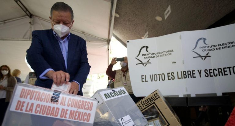 Le piden a Arturo Zaldívar que “respete la Constitución” mientras acude a votar