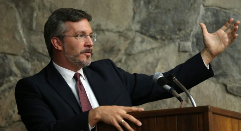 Ackerman propone una reforma a los medios de comunicación para “democratizarlos”
