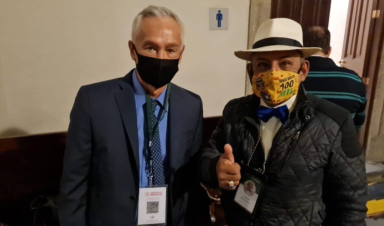 Lord Molécula presume foto del recuerdo con Jorge Ramos