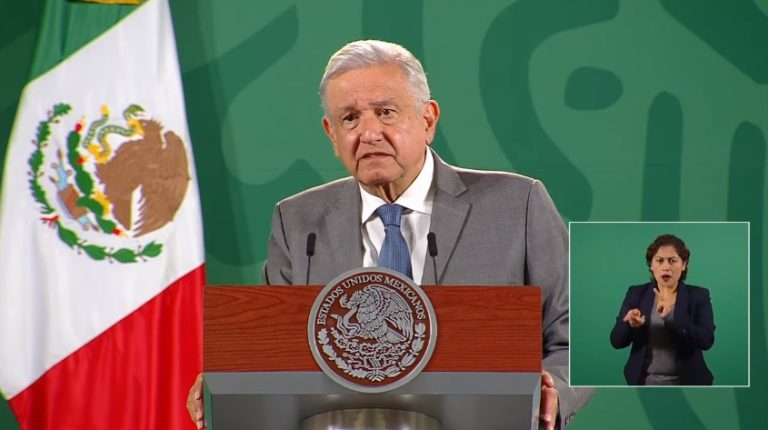 Debemos proteger a los jóvenes de la manipulación de los medios: AMLO