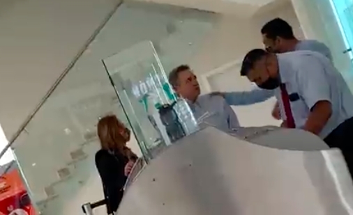 Denuncian que Pío López Obrador recibió trato VIP tras cancelación de vuelo