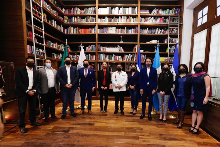 Sheinbaum recibe a jóvenes centroamericanos; promete más cooperación en programas