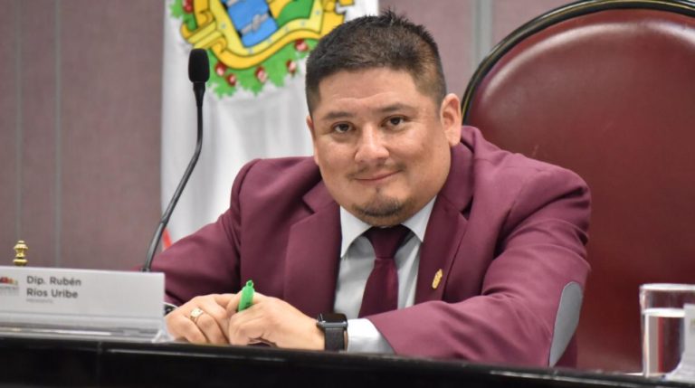 Propone diputado de Morena invadir España para hacer monarca a AMLO