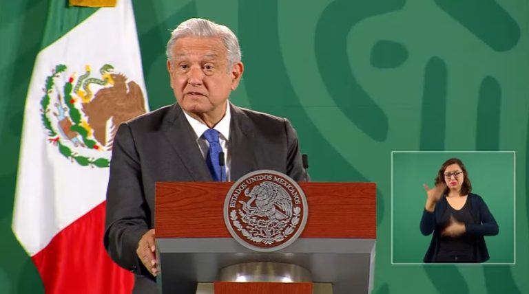 Acusa AMLO que El Reforma y El Universal recibían más dinero que muchos municipios del país