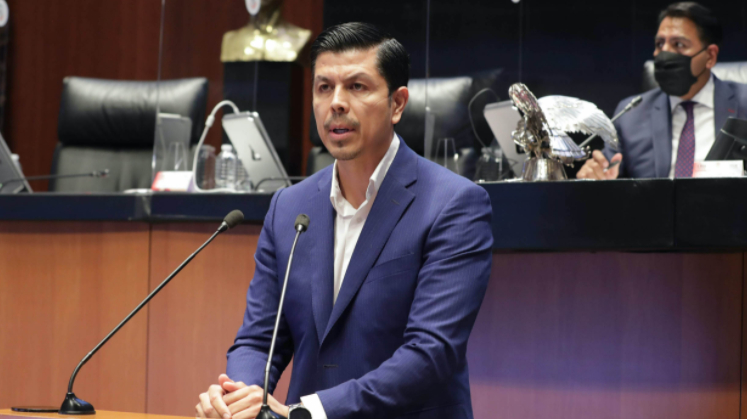 Senador morenista pide quitarle la “h” a la palabra “husos horarios” en plena discusión de revocación de mandato