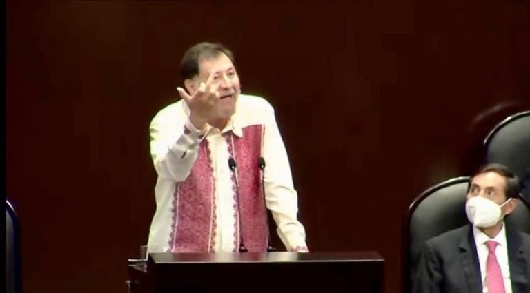 Responde Noroña con señas obscenas a la oposición en sesión
