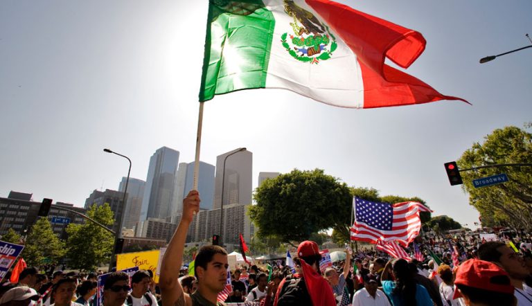 Mexicanos en Estados Unidos critican a AMLO por presumir récord de remesas “con sombrero ajeno”