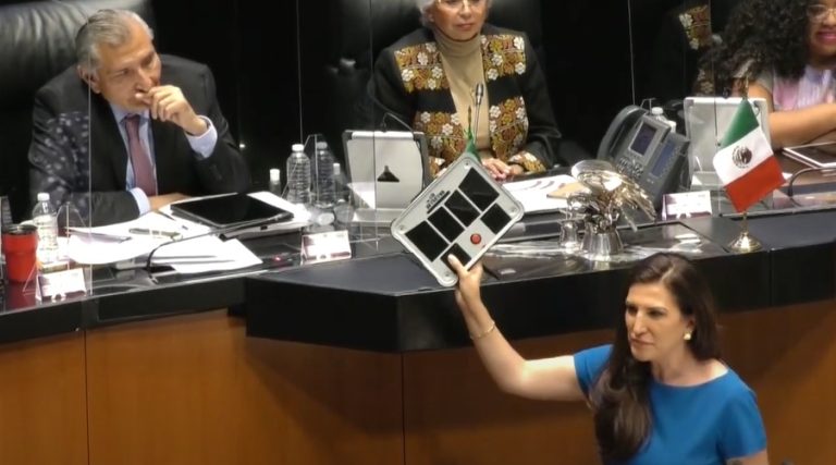 Kenia López regala detector de mentiras a Adán Augusto y le advierte que a él también le va a mentir AMLO