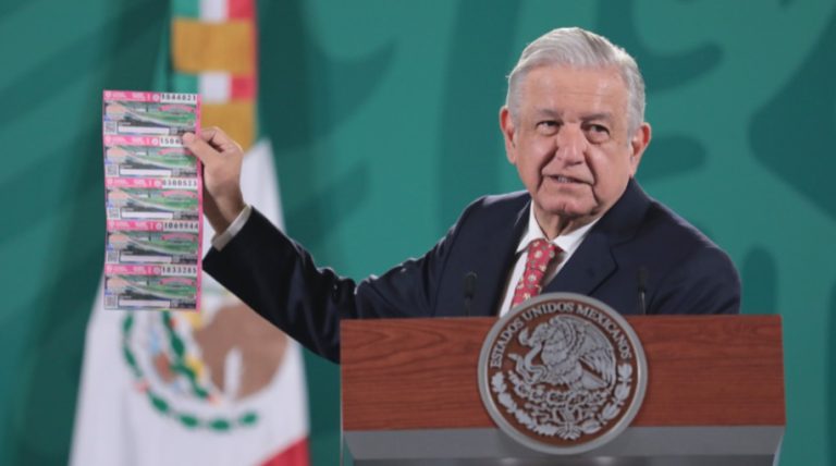 AMLO invita a comprar ‘cachitos’ de nueva rifa del palco en el Azteca; “se van a rayar”