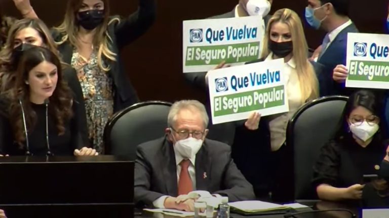 Diputados de oposición entregan lápida a Alcocer y le preguntan: “¿cómo quiere ser recordado?”