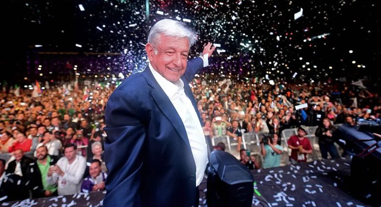 Exhiben red de empresas fantasma que la 4T usa en eventos de AMLO