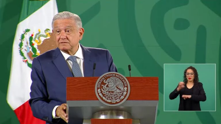 AMLO acusa que ya hay una campaña de desprestigio contra su reforma eléctrica financiada por “los corruptos”