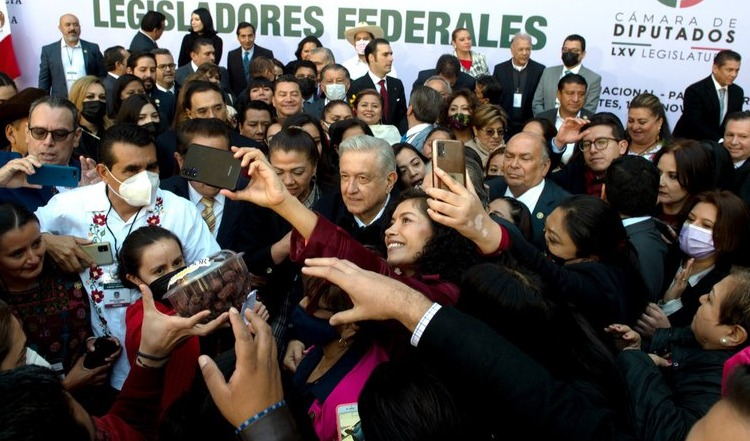Diputados de la 4T le prometen a AMLO “sacar adelante” la reforma eléctrica
