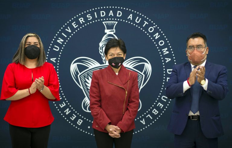 Entrega Lilia Cedillo 683 equipos de cómputo y 160 becas a beneficiarios de la BUAP
