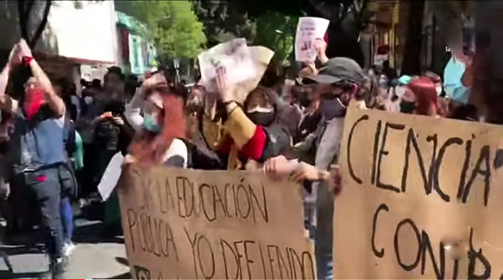 Alumnos y trabajadores del ENAH se manifiestan frente a Palacio Nacional
