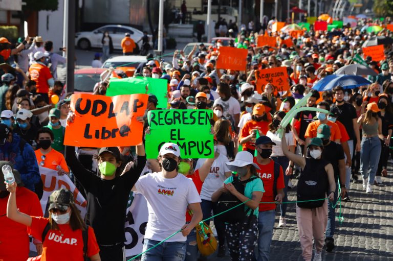 Marchan estudiantes de la UDLAP exigiendo liberación del campus; inundan la recta de color naranja