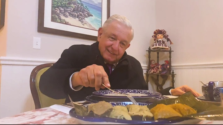 AMLO celebra el día de la candelaria con unos tamales de chipilin